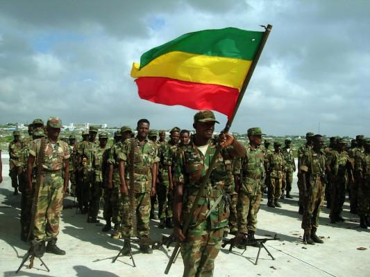 När etiopiska styrkor nu dras tillbaka från Somalia ökar trycket på den tillfälliga regering som etiopierna har skyddat. (Foto:AFP/Stringer)