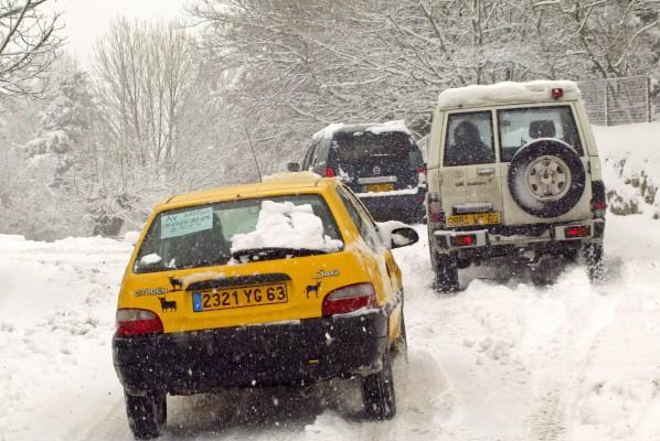 FRANKRIKE, Saint-Genet-Champanelle: Temperaturen började sjunka i går över Frankrike och tungt snöfall började på morgonen och orsakade mycket svåra trafikproblem. (Foto: AFP/Thierry Zoccolan)