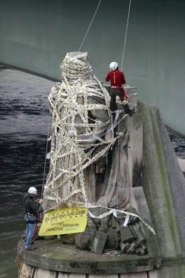 Greenpeace aktivisterna virar rep runt ”Zouave” statyn på Almabron. På banderollen har skrivits "It's not too late"(”Det är inte för sent”) som vädjan att politikerna och regeringarna skall agera för ändringar i klimatfrågan. Världens bästa vetenskapsmän på klimatfrågor samlades i Paris i februari 2007 för att förbereda en vägledande rapport. (Foto: AFP/Greenpeace)
