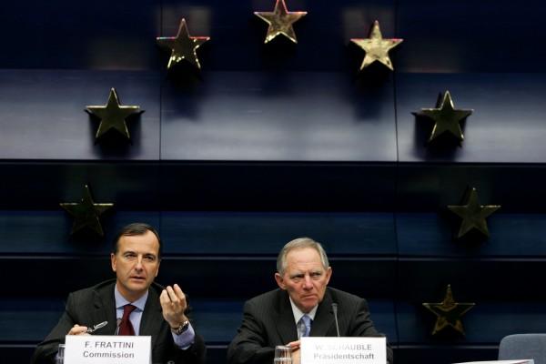 EU:s justitie-, inrikes- och migrationsministrar i Bryssel vid en presskonferen den 15 februari 2007. Franco Frattini (V). (Foto: AFP / John Thys)