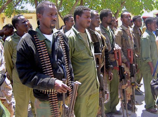 Poliser har mobiliserats för att säkerställa Mogadishu i Somalien efter en bilbombsattack på polisen. En polis dog och minst fem skadades. När en bil exploderade dödades minst fyra personer och tre andra, inklusive en polisman, sköts ner i strider som vällt fram efter att islamiströrelsen drevs i flykt i slutet av förra året. (Foto: AFP/Str)