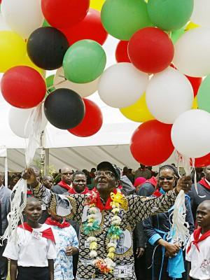 Zimbabwes veteranledare Robert Mugabe släpper ballonger på sin födelsedag den 24 Februari 2007. (Foto: AFP/ Desmond Kwande)