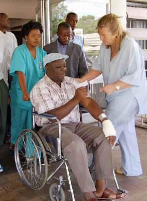 Oppositionsledaren Morgan Tsvangirai lämnade sjukhuset i rullstol. (Foto: AFP/ Desmond Kwande)