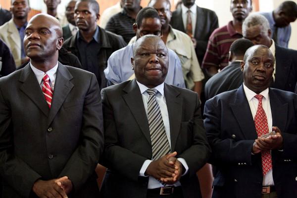 Zimbabwes oppositionsledare Morgan Tsvangirai (mitten). (Foto: AFP/STR/Alexander Joe)