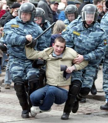 Polisen griper demonstranter i centrala Moskva (Foto: AFP / Alexei Sazonov)