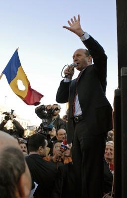 Vänsteroppositionen är emot den rumänske presidenten Traian Basescuo som förblir den mest populära politikern bland folket. Hans supportrar samlades spontant torsdagen den 19 april för att uttrycka sitt missnöje med det rumänska parlamentets beslut. (Foto:  AFP/ Petrut Calinescu)