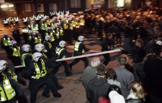 Poliser och demonstranter i Tallinn. Minst fyra personer skadades på torsdagen när estländsk polis använde vattenkanoner för att skingra åtminstone tusen människor som protesterade mot planerna på att flytta en sovjetisk krigsminnesstaty i brons. (Foton: AFP / Raigo Pajula)

