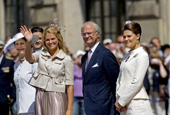 Prinsessan Madeleine hälsar på besökare som kommit för att gratulera på födelsedagen. Drottning Silvia och Prins Carl Philip syns till vänster om henne. På höger sida, Kung Carl XVI Gustaf och Kronprinsessan Victoria.  (Foto: AFP/SCANPIX SWEDEN / Pontus Lundahl)