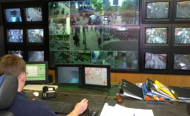 En mängd TV-monitorer visar bilder från några av Londons många bevakningskameror. Storbritanniens övervakningssystem antas vara ett av världens största. (Daniel Berehulak/Getty Images)
