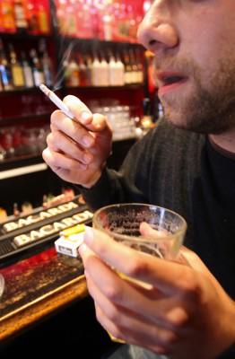Ungefär var tredje dödsbrand beror på rökning, och rökning i kombination med ett stort alkoholintag. (Foto: AFP/Philippe Huguen)