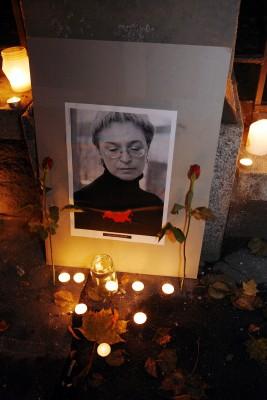 Brinnande ljus framför bilden på Politkovskaja under en minnesstund. Två tjetjener har nu gripits som misstänkta för mordet på journalisten. (Foto: AFP/Marja Airio)