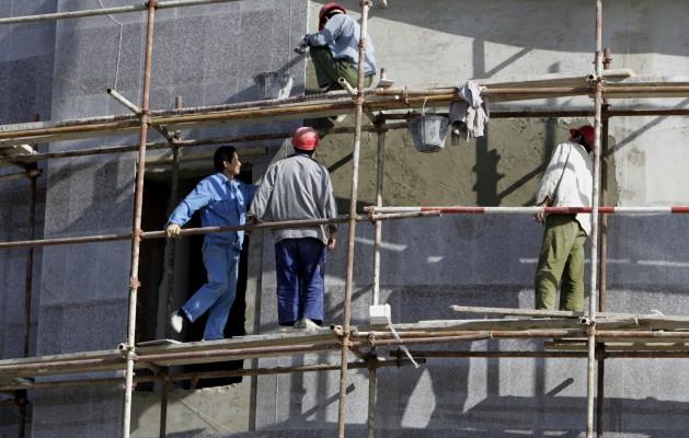 Byggnadsarbetarnas förbund hotar med strejk. (Foto: AFP/ Fayez Nureldine)