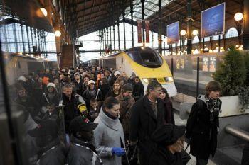 Resenärer promenerar på järnvägsstationen Gare du Nord i Paris den 22 december 2009, efter att ha stigit av veckans första Eurostartåg från London, när företaget återupptog en begränsad trafik efter tre dagars avbrott på grund av haverier. (Foto: Fred Dufour/AFP/Getty Images)