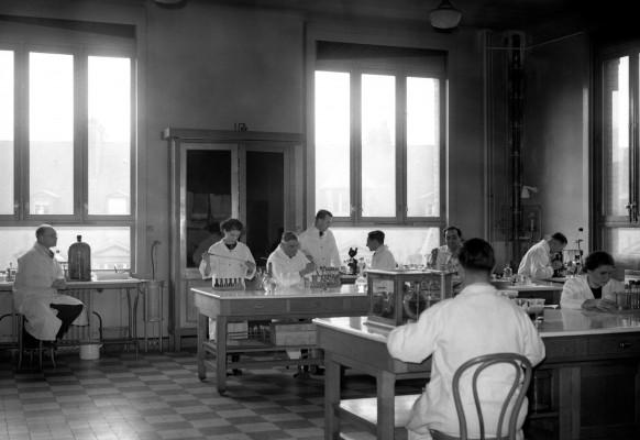 Ända sedan forntiden har människor fruktat och sökt botemedel för tuberkulos. På bilden ser vi forskare som arbetar på forskningslaboratoriet för tbc vid Pasteurinstitutet i Paris, den 6 november 1938. (Foto: AFP)
