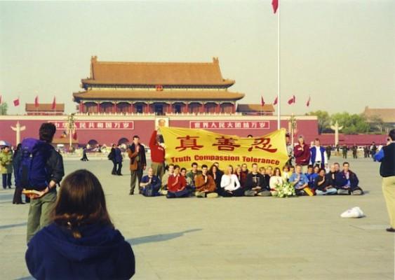 Vädjan för ett slut på förföljelsen av Falun Gong, på Himmelska Fridens Torg den 20 november 2001. (Foto: privatperson)