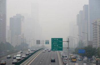 Smogen vilar över centrala Peking. Enligt ministeriet för miljöskydd bor mer än 30 procent av Kinas stadsbefolkning i områden med dålig luftkvalitet. Det är särskilt svåra föroreningar mellan Peking och Shanghai. (Foto: Frederic J. Brown/Getty Images)