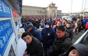 Människor väntar på att få köpa biljetter vid Pekings tågstation den 22 januari i år. Bara i Kina reser miljontals personer hem för att fira högtiden. (Foto: Frederic J. Brown/AFP/Getty Images) 