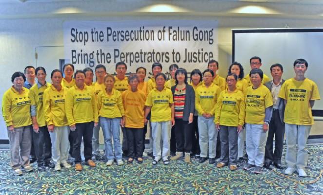 25 Falun Gong-utövare som varit samvetsfångar i kinesiska arbetsläger och fängelser, under en presskonferens på Hilton Garden Inn i Rancho Mirage, Kalifornien den 6 juni 2013. President Obama och kinesiska kommunistpartiets ledare Xi Jinping hade möte den 7:e och 8:e juni i samma stad. (Foto: Robin Kemker/The Epoch Times)
