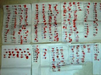 Minghui, en Falun Gong-sajt, har lagt upp fotografier av petitioner som bybor skrivit på och satt sina tumavtryck på med rött vax, i protest mot förföljelsen av de två kvinnorna Zhang Mingfeng och Zhang Guizhi. (Foto: Minghui.org)