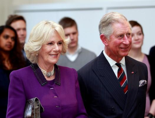 Prins Charles (t.h) och hans fru Camilla besökte den 20 mars Nobels Fredssenter i Oslo där de  träffade överlevande från massakern på Utöya. Resan fortsätter sedan till Sverige och Danmark. (Foto: AFP/Lise Aserud)
