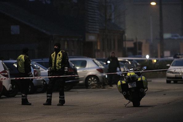 Poliser säkrar området runt en byggnad i Köpenhamn, Danmark, där skott avlossades den 14 februari 2015 (Foto: Martin Sylvest / AFP / Getty Images)
