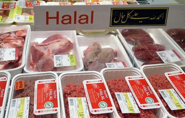 Halalslaktade köttprodukter till salu på en stormarknad i den franska staden Hazebrouck. (Foto: Philippe Huguen/AFP/Getty Images)