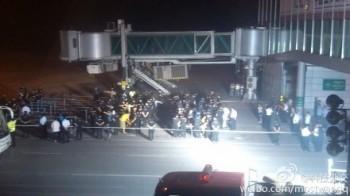 Polisen omringade banan när CA981 landade i Peking den 29 augusti. (Foto: Weibo.com)
