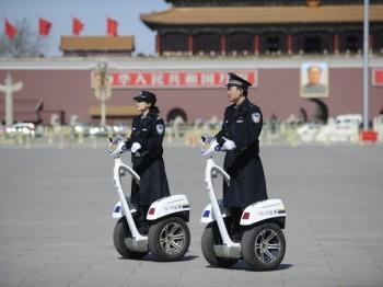 Poliser patrullerar på Himmelska fridens torg i Peking den 4 mars 2013, under de viktiga politiska mötena i staden. Oliktänkande runt om i landet har arresterats, medan regimen har släppt lös en propagandaflod om de "två mötena”. (Foto Wang Zhao/AFP/Getty Images)