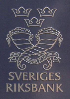 Entréskylten vid riksbankshuset i Stockholm. Hinc robur et securitas är riksbankens motto, på svenska "Härav styrka och säkerhet". (Foto: Holger Ellgaard)