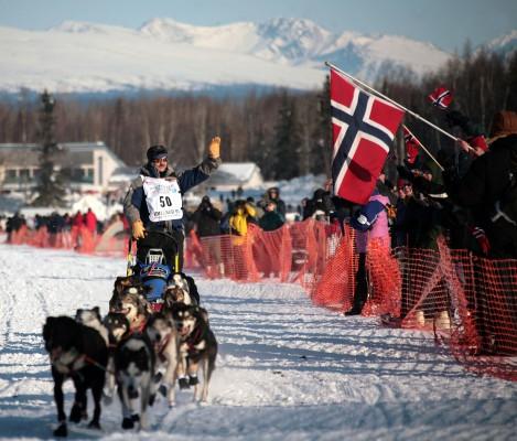 Robert Sorlie från Norge som vunnit Iditarod två gånger (2003 och 2005) vinkar till publiken i början av tävlingen den 4 mars 2007, i Willow, Alaska. Världens bästa hundslädesförare deltar i den 35:e Iditarod som anses vara en av de sista stora tävlingarna i världen. (Foto: AFP/Jim Watson)
