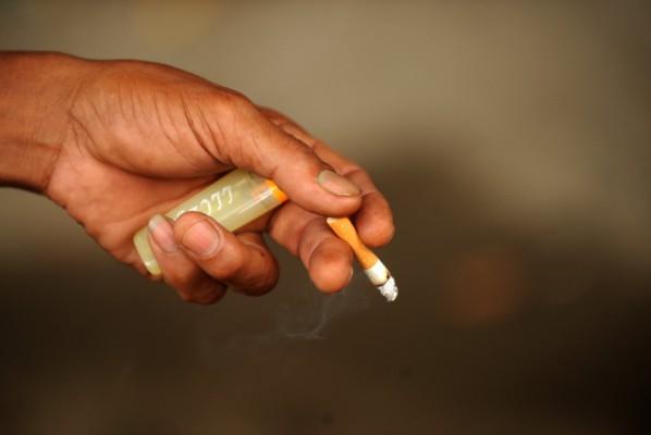 En ny studie visar att rökning inte är någon bra metod för att hålla sig smal om midjan.(Foto: AFP/Noel Celis)