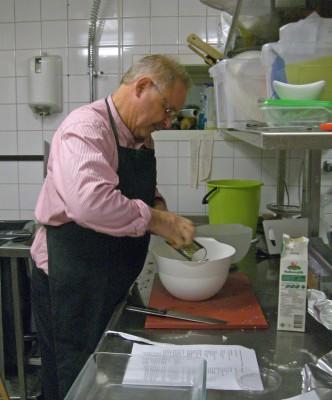 Ronny Johansson, klimatpilot och kommunchef i Laxå kommun, lagar en utsökt och klimatsmart lasagne med kesella och spenat. (Foto: Maria Hellström/ Epoch Times Sverige)
