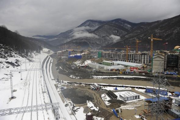 En bild från den 23 januari 2013 visar en byggarbetsplats vid det som ska bli mediabyn under de Olympiska vinterspelen i Sotji. (Foto: Mikhail Mordasov/AFP/Getty Images)