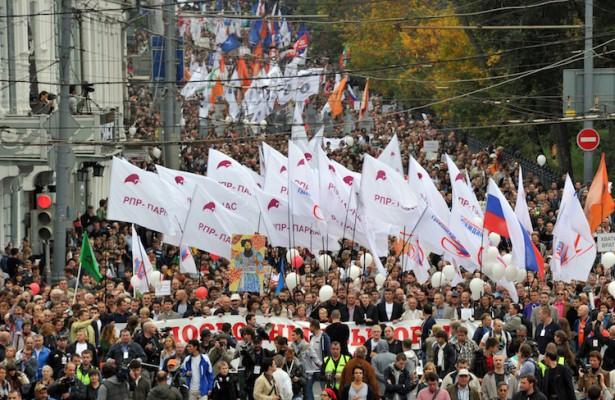 Oppositionella demonstrerar i protest mot Putin i centrala Moskva, den 15 september. Tusentals marscherade i Moskva på lördagen för att protestera mot Vladimir Putins styre. (Foto: Jurij Kadobnov/AFP/Getty Image) 
