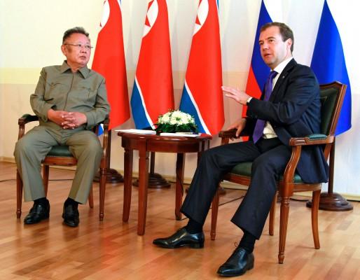 Rysslands president Dimitri Medvedev diskuterar med Nordkoreas högste ledare Kim Jong-Il den 24 augusti i Ulan-Ude på Sosnovy Bors militäranläggning. (Foto: Dmitry Astakhov/Ria Novosti/AFP)
