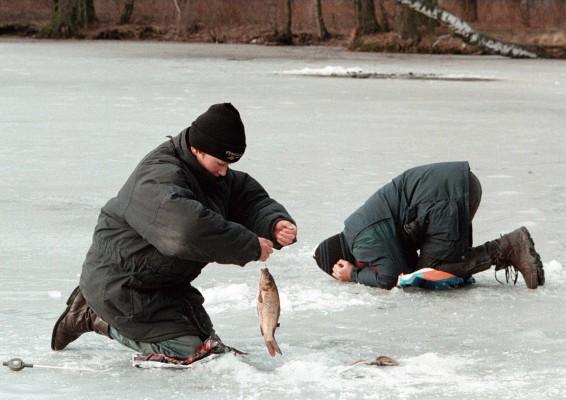 Svenska livräddningssälskapet avråder nu helt från att ge sig ut på isen och fiska. Gör man det ändå bör man ha någon med sig, en rejäl ispik, isdubbar, ett ombyte kläder och helst bära en flytoverall. (Foto: Victor Drachev)