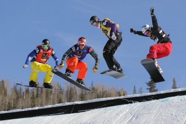 Fyra snowboardåkare utmanar till synes gravitationen i kvartsfinalen för män i snowboardcross vid LG Snowboard FIS Världscupen den 17 december 2011 i Telluride, Colorado (Foto: Doug Pensinger / Getty Images)