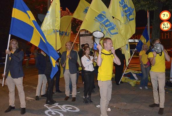 Sverigedemokraternas ungdomsförbund utanför SVT vid slutdebatten 12 september 2014. Enligt nya ordföranden Jessica Ohlson utesluter hon inte att förbundet kommer att bilda ett nytt parti efter brytningen med SD, enligt Expo. (Foto: Frankie Fouganthin)