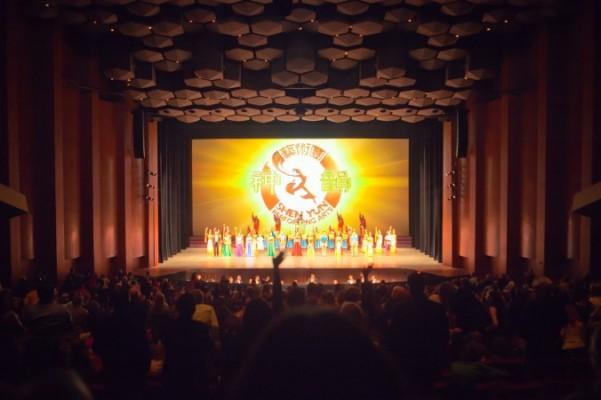Ridåfall för Shen Yun Performing Arts i Jones Hall for the Performing Arts i Houston den 23 december. (Foto: Epoch Times)