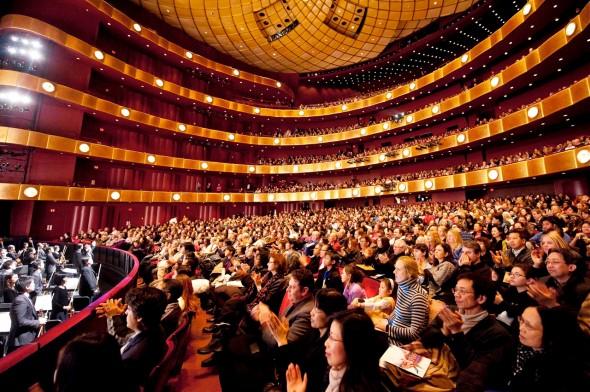 En färgsprakande presentation av den femtusenåriga kinesiska kulturen möter den häpna publiken vid den utsålda föreställningen med Shen Yun Performing Arts Touring Company som besökte David H. Koch Theater, i Lincoln Center, New York. (Foto: Dai Bing / Epoch Times)
