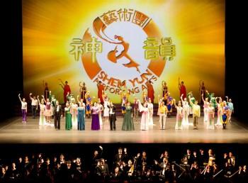 Shen Yun orkesterns rytmer hörs till berättelsen och dansen på scenen. De fokuserar inte enbart på sitt eget framförande. Bilden visar slutscenen vid föreställningen på Lincoln Center, New York i januari 2011. (Foto: Larry Dai / Epoch Times)