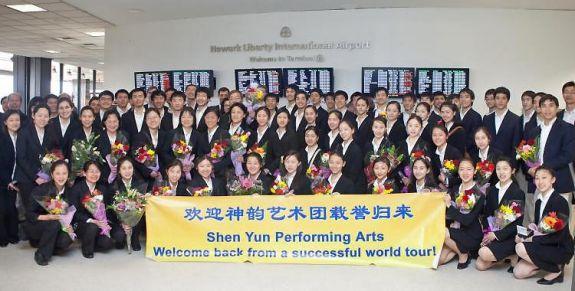 Shen Yuns Performing Arts Touring Company återvände till New York från Europa. Nästa föreställning är på David H. Koch Theater i Lincoln Center, New York, 23-26 juni. (Foto: Gary Du / Epoch Times) 