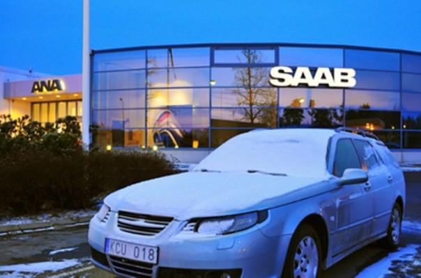 En Saab täckt av snö framför en bilhall i Trollhättan, hemstaden för den berömda svenska bilen. (Foto: Khosro Zabihi/The Epoch Times)