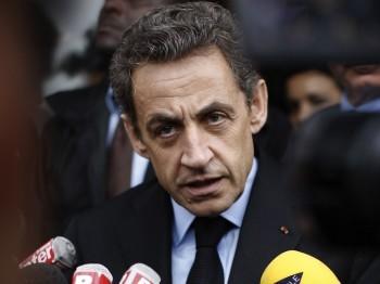 Den tidigare franske presidenten Nicolas Sarkozy talar med journalister (innan förlorat omval) när han lämnar en restaurang efter en lunch, den 10 april i Drancy utanför Paris i samband med sin kampanj. (Foto: Thomas SamsonAFP / Gettyimages)
