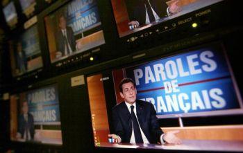 Bilden visar Frankrikes president Nicolas Sarkozy på tv-skärmarna under tv-serien "Paroles de Francais" på franska TV-kanalen TF1 den 10 februari 2011 i Paris. (Foto:Thomas Coex/AFP/Getty Images) 