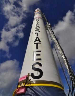 Raketen Taurus XL i startposition på militärflygplatsen Vandenberg Air Force Base i Kalifornien. (Foto: NASA/Randy Beaudoin, VAFB)