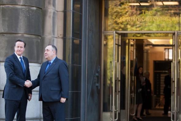 Skottlands försteminister och ledaren för det skotska nationalistpartiet, Alex Salmond, skakar hand med den brittiske premiärministern David Cameron innan de undertecknar överenskommelsen i Edinburgh, Skottland. (Foto: Jeremy Sutton-Hibbert/Getty Images)