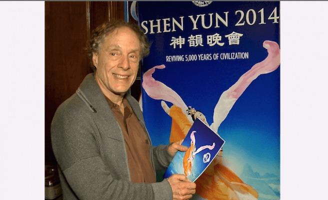Charles Castleman njuter av Shen Yun Performing Arts vid Rochester Auditorium Theatre, den 29 april 29, 2014. (Med tillstånd av NTD Television) 