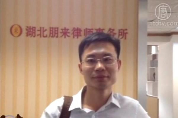 Advokaten Zhang Keke i Wuhan protesterade mot att hans årliga utvärdering ställts in, genom att hungerstrejka framför Wuhans advokatsamfunds kontor. (Med tillstånd av NTD Television)
