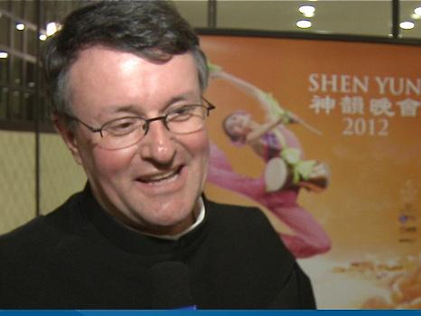 Fader Theo Flury berättar om sin upplevelse av Shen Yun efter framträdandet i Zürich. (Foto med tillstånd av NTD Television)
